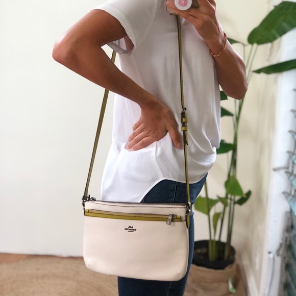 NWOT• Coach• Shoulder sling Envelope handbag - Picture 4 of 8